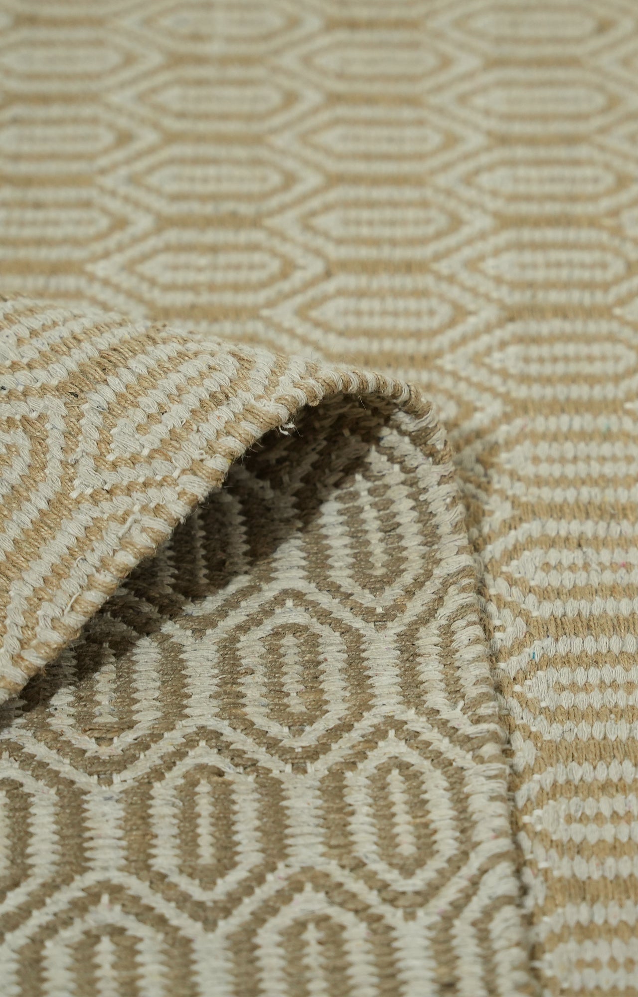 Textured Oval-Pattern Flatweave Beige Rug