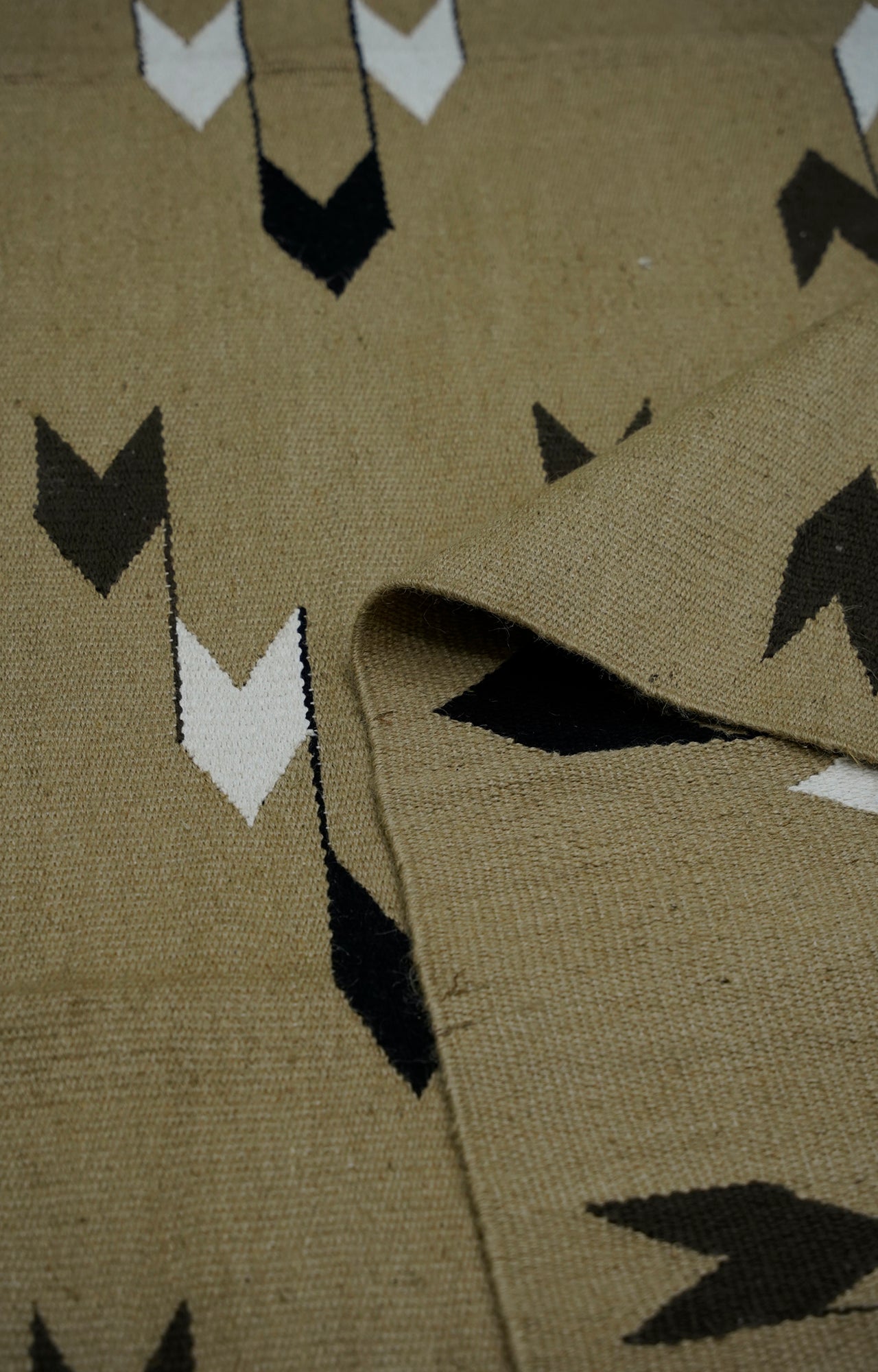 Rhythmic Arrow Jute Rug