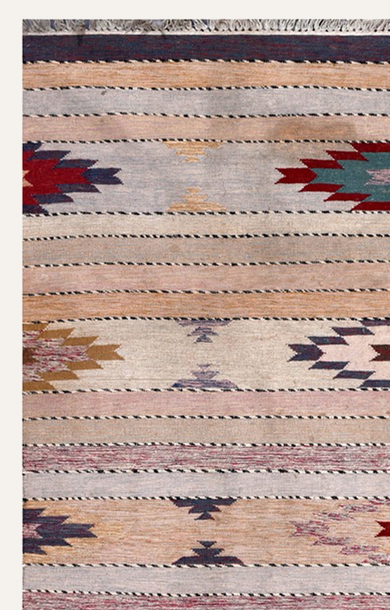 Woven rug with geometric pattern