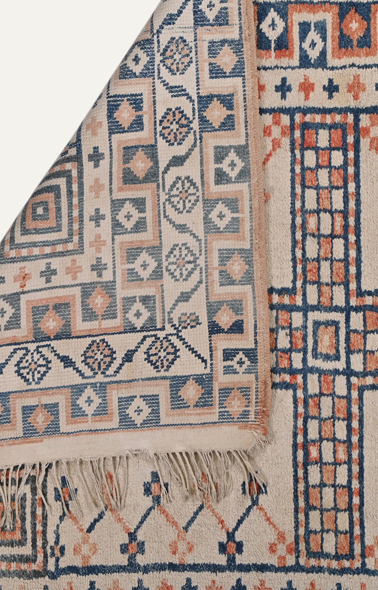 motif Distressed Carpet