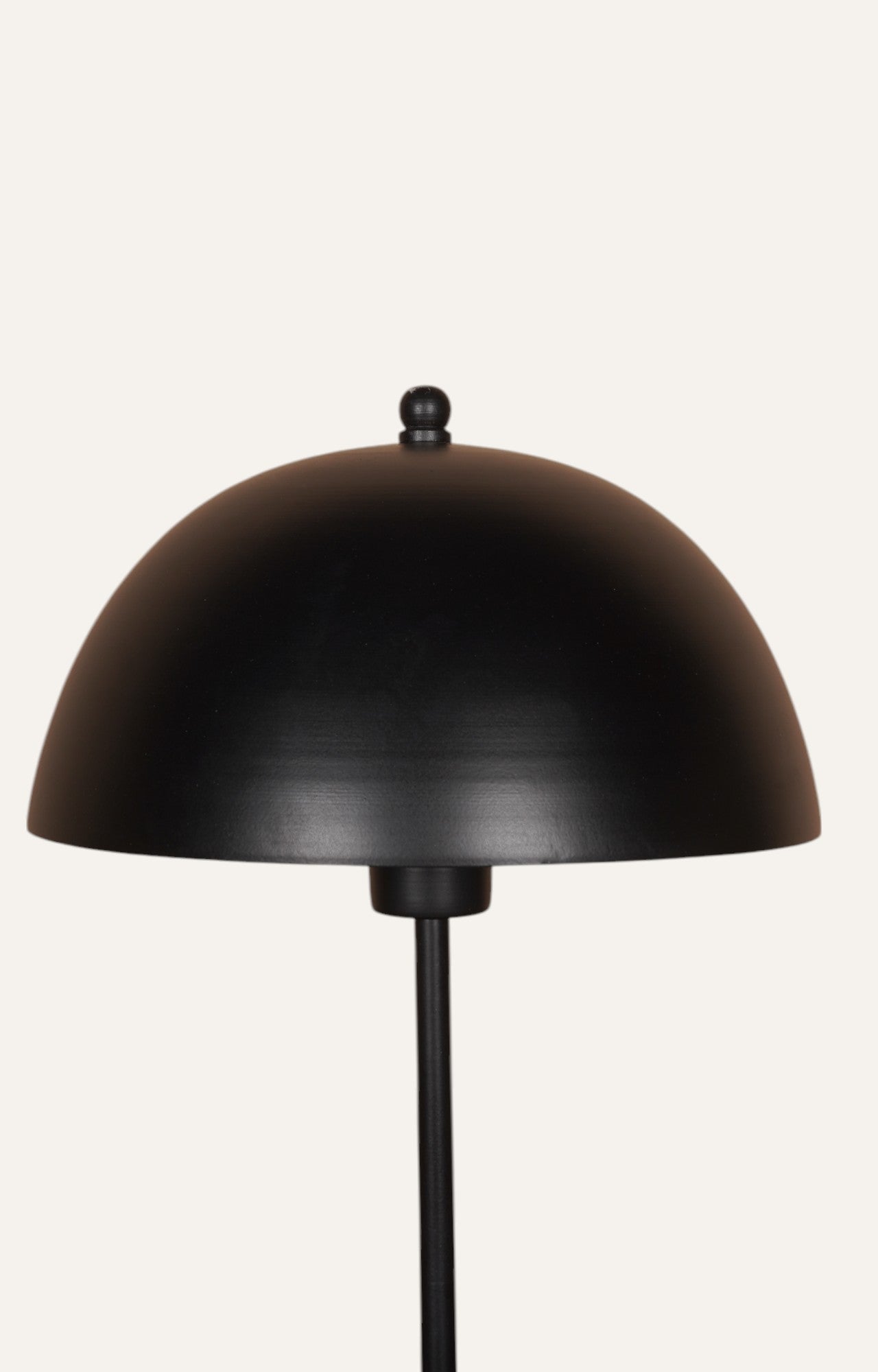 Sleek Black Beauty: Metal Table Lamp