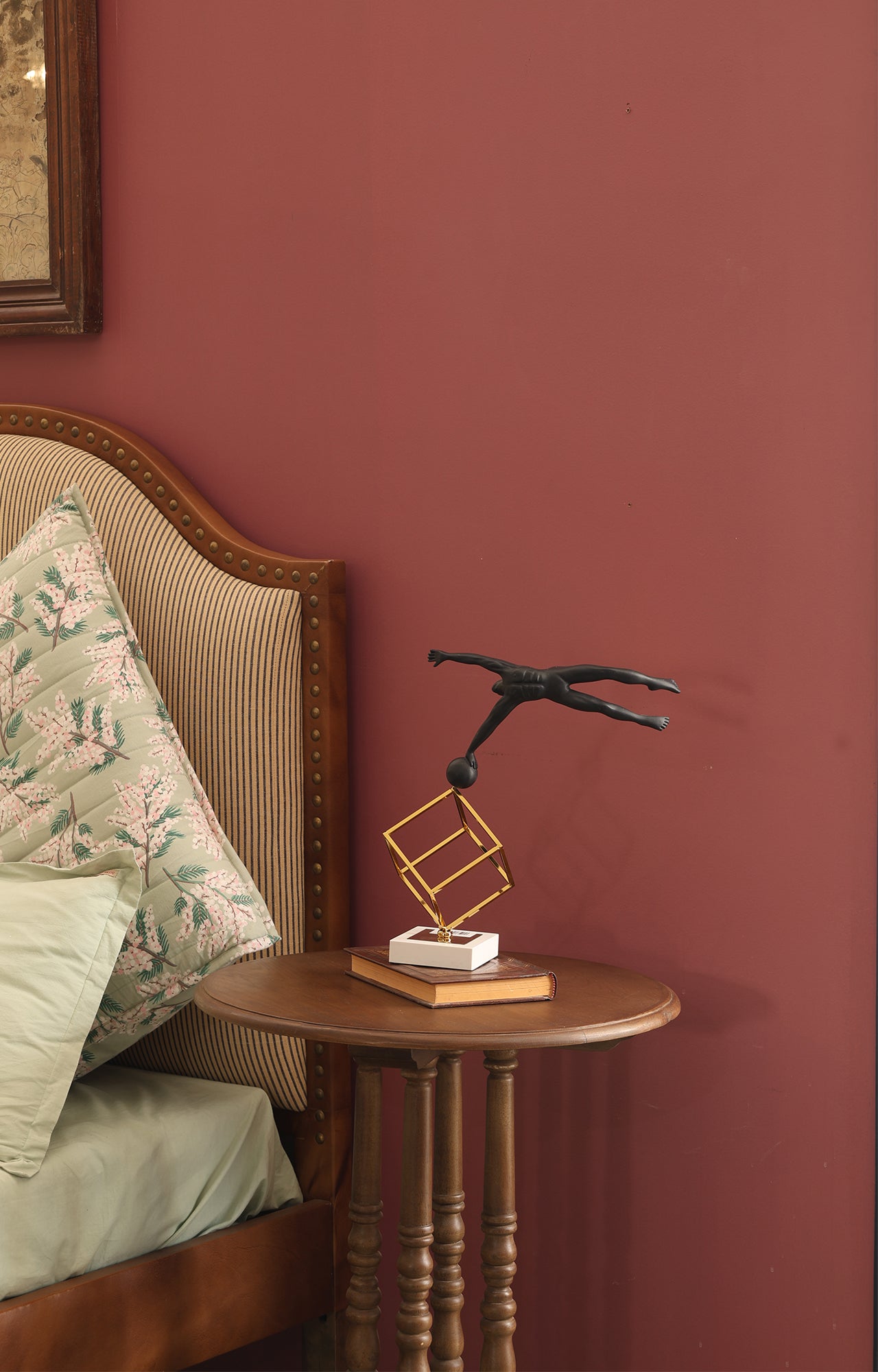 Sleek Dynamic Balance Acrobatic Sculpture