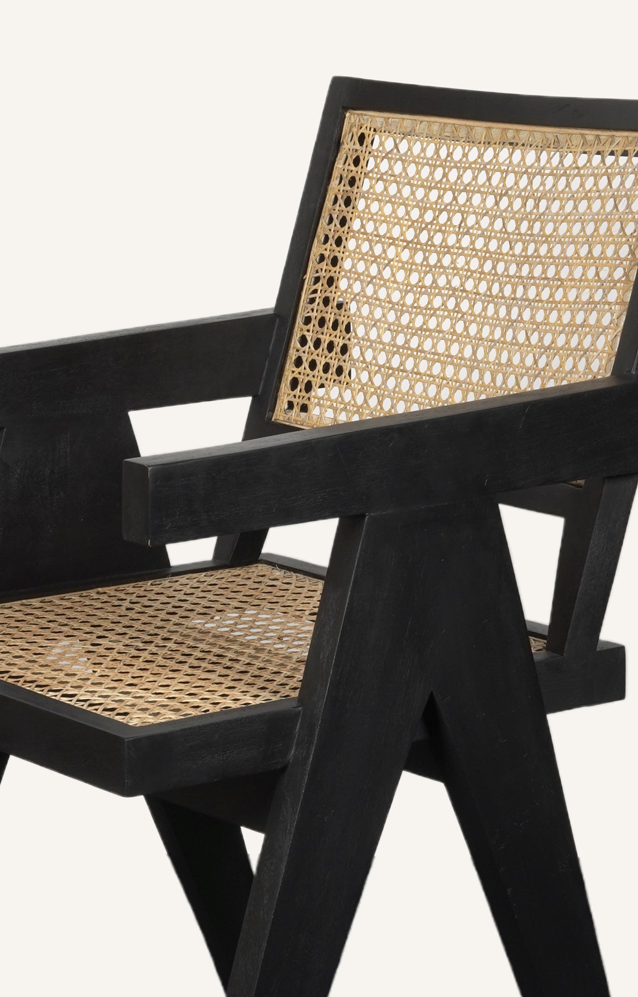 Vintage arm chair_detailed