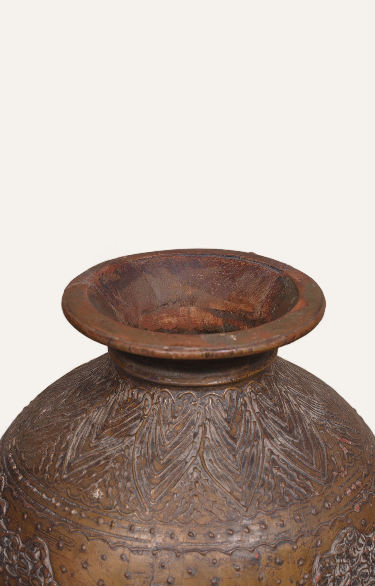 Lacquer Embossed Water Pot