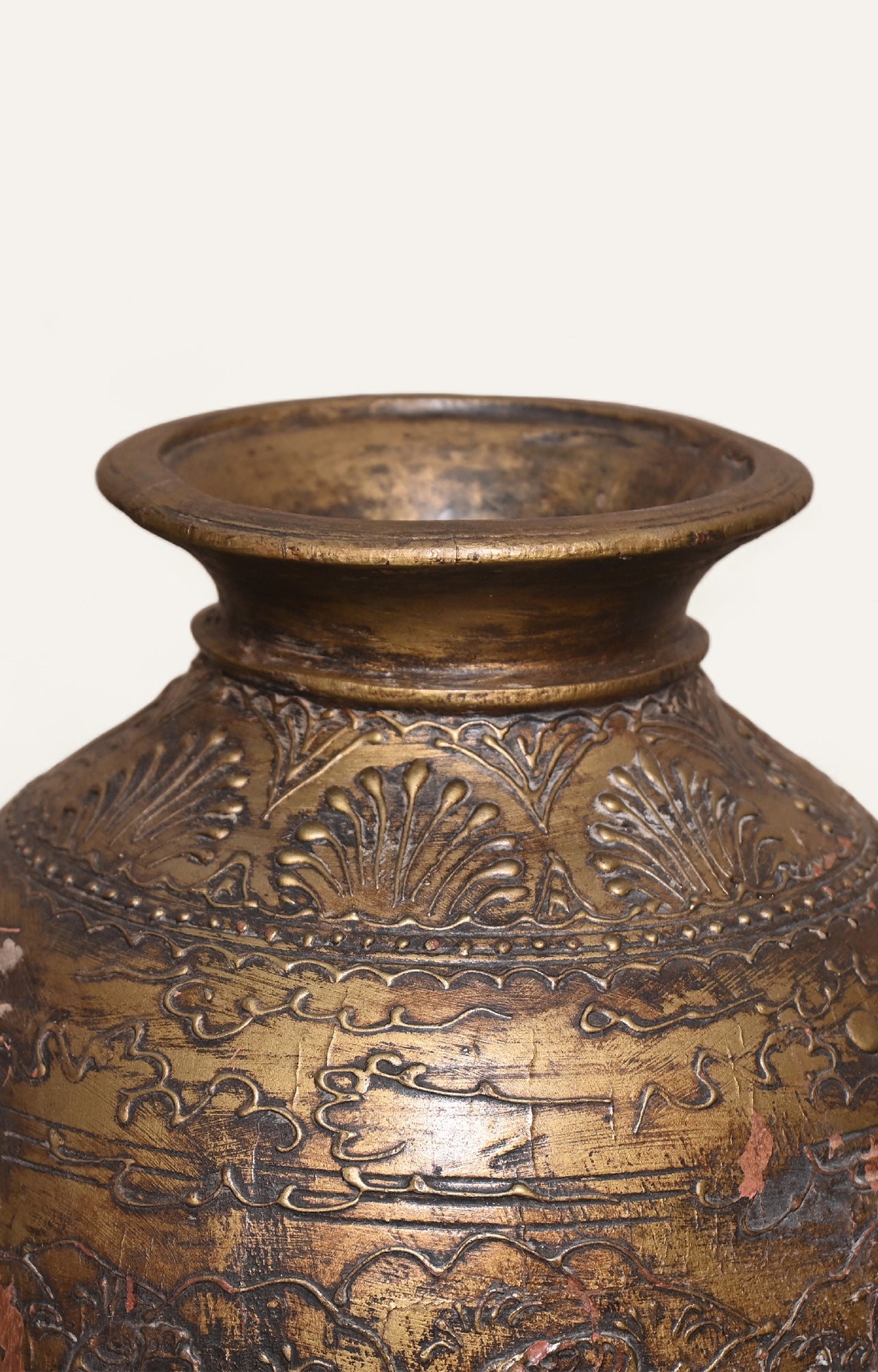 Lacquer Embossed Water Pot