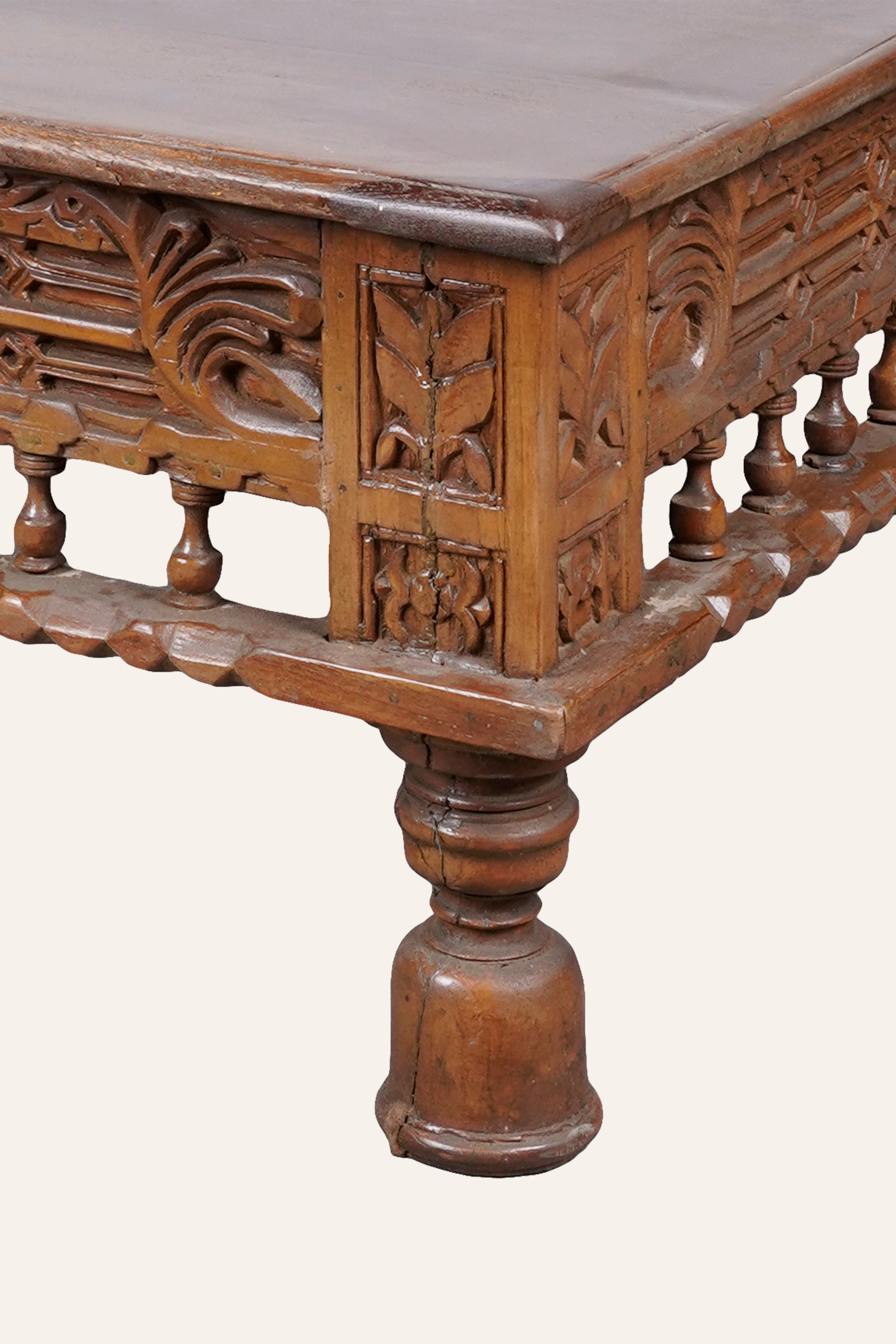 Carved Spindle Apron Wooden Coffee Table for Living Room