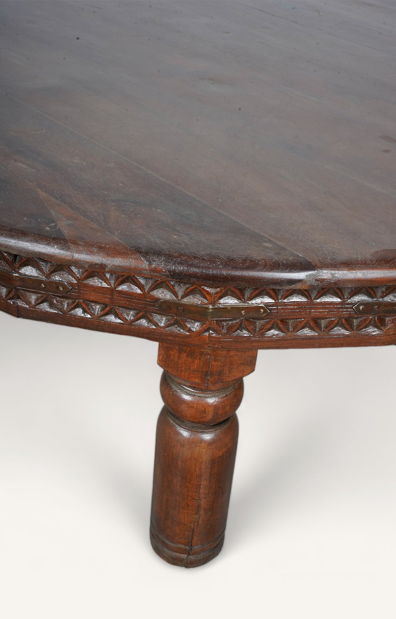 Antique round coffee table_detailed