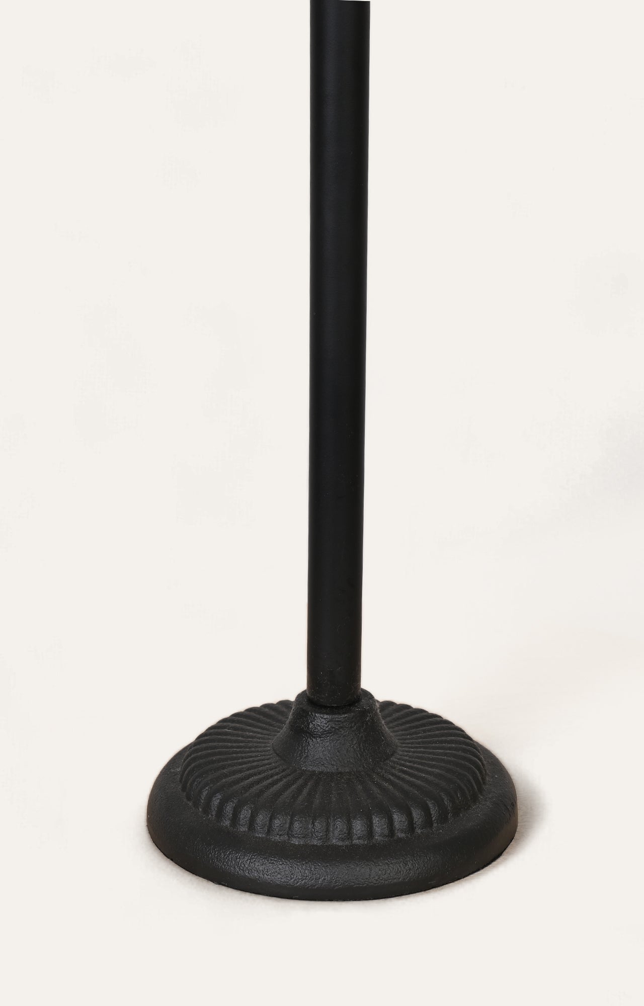 Black metal table lamp_detailed