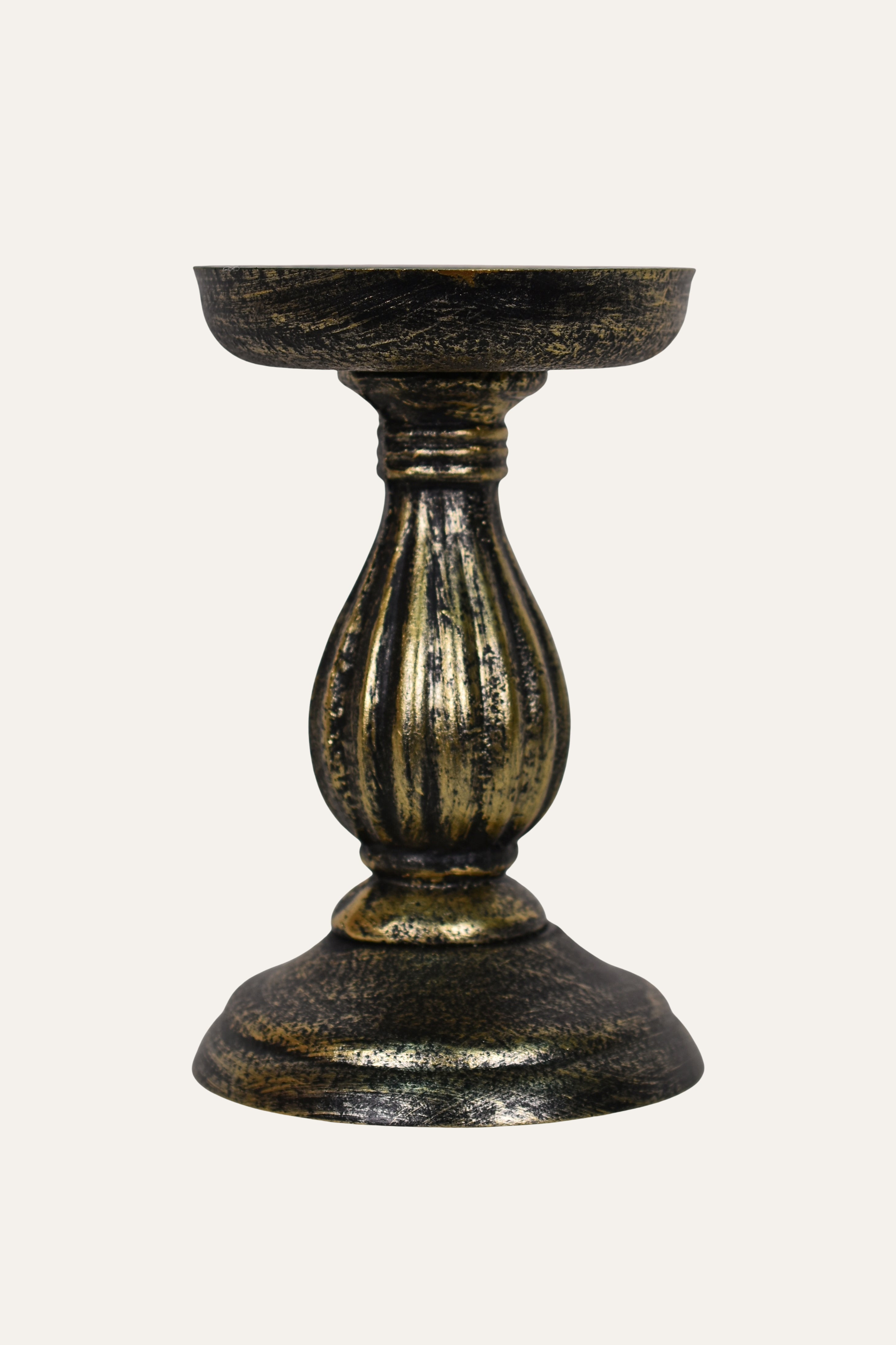 Decorative candle holder with ribbed design