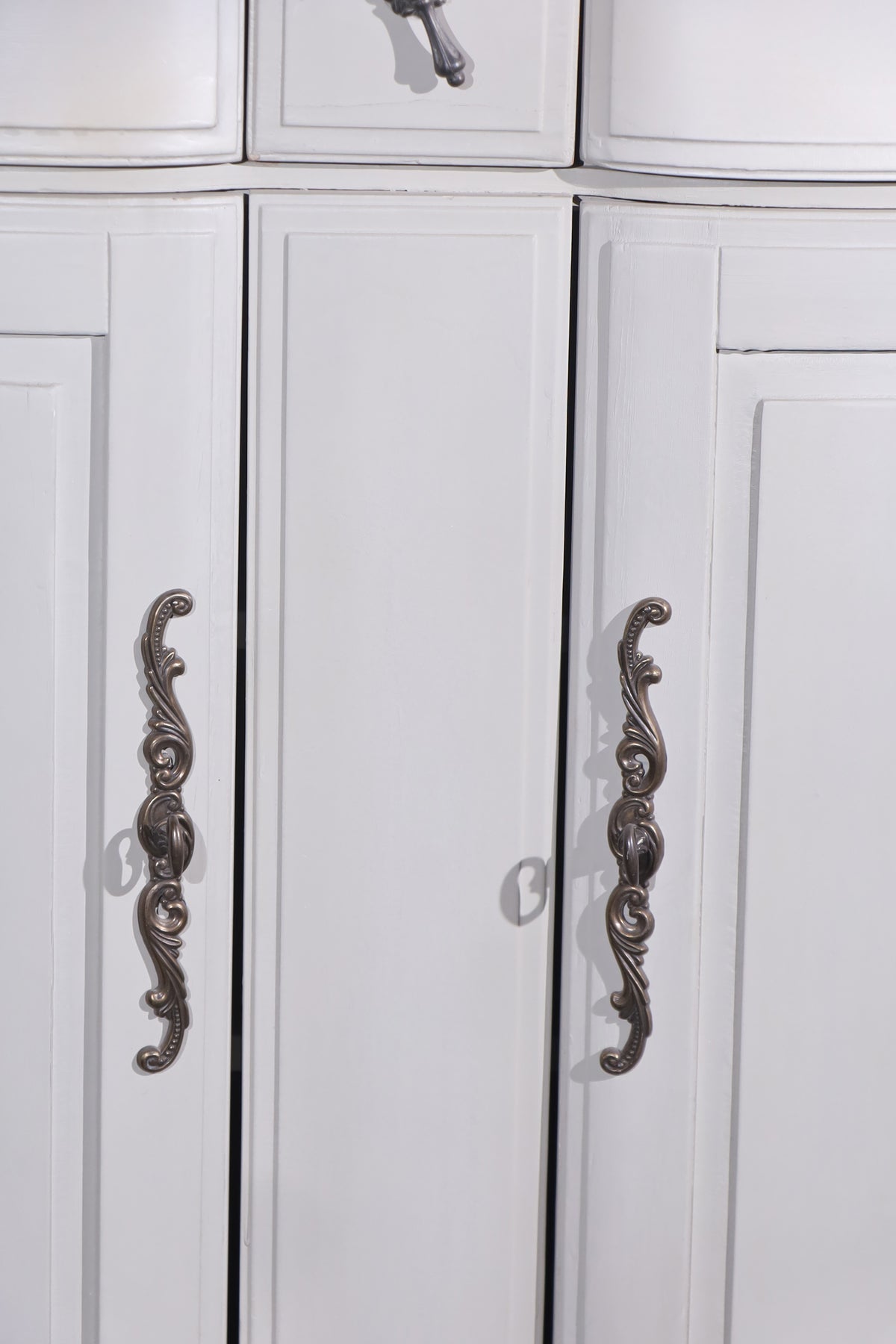 French Style White Wooden 3-Drawer Cabinet with Double-Door Storage