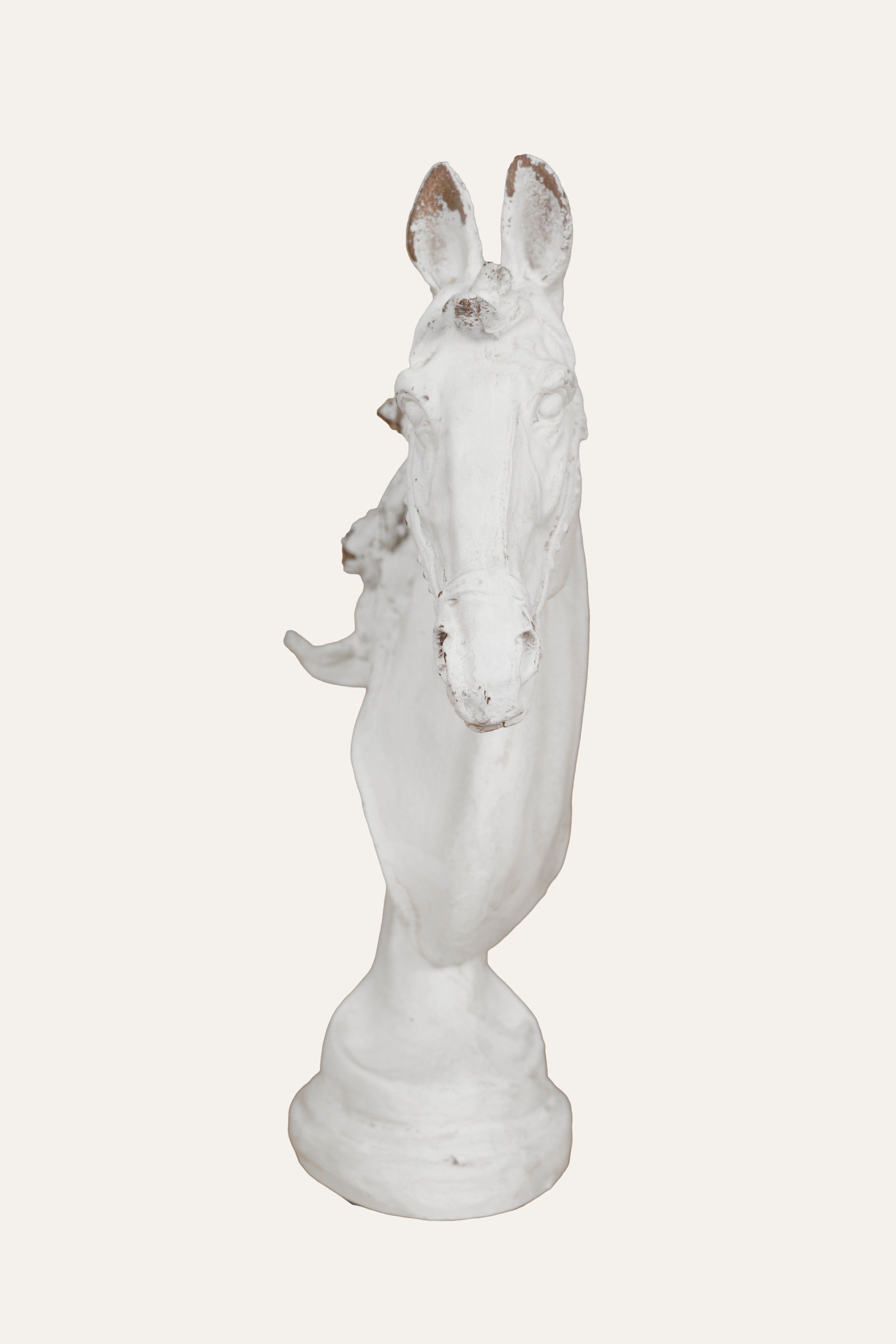 Modern horse head showpiece for shelf decor