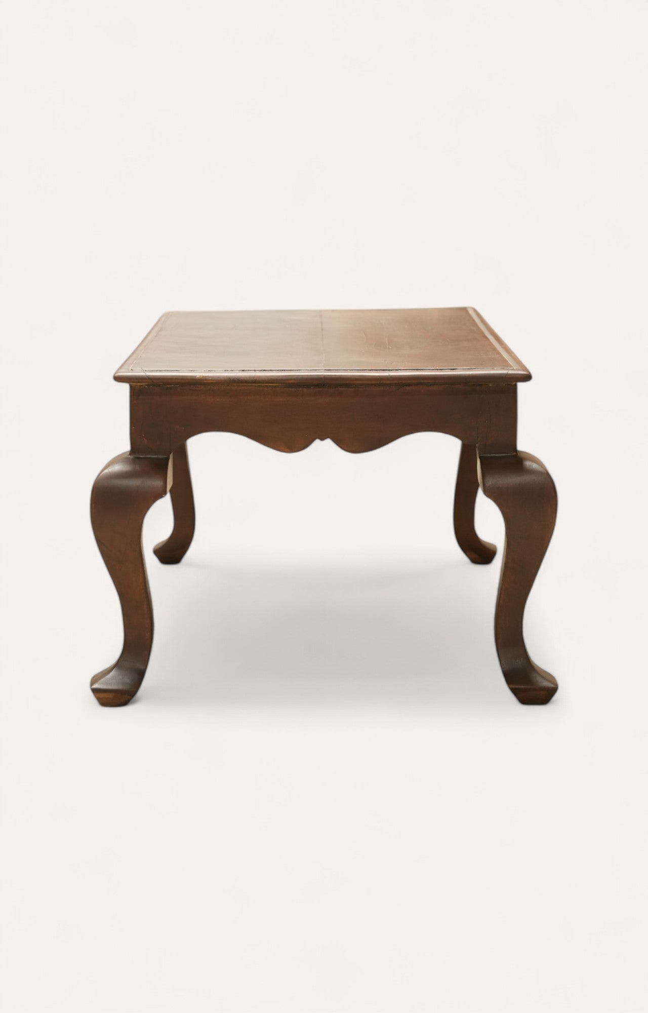 Wooden side table with curved legs 