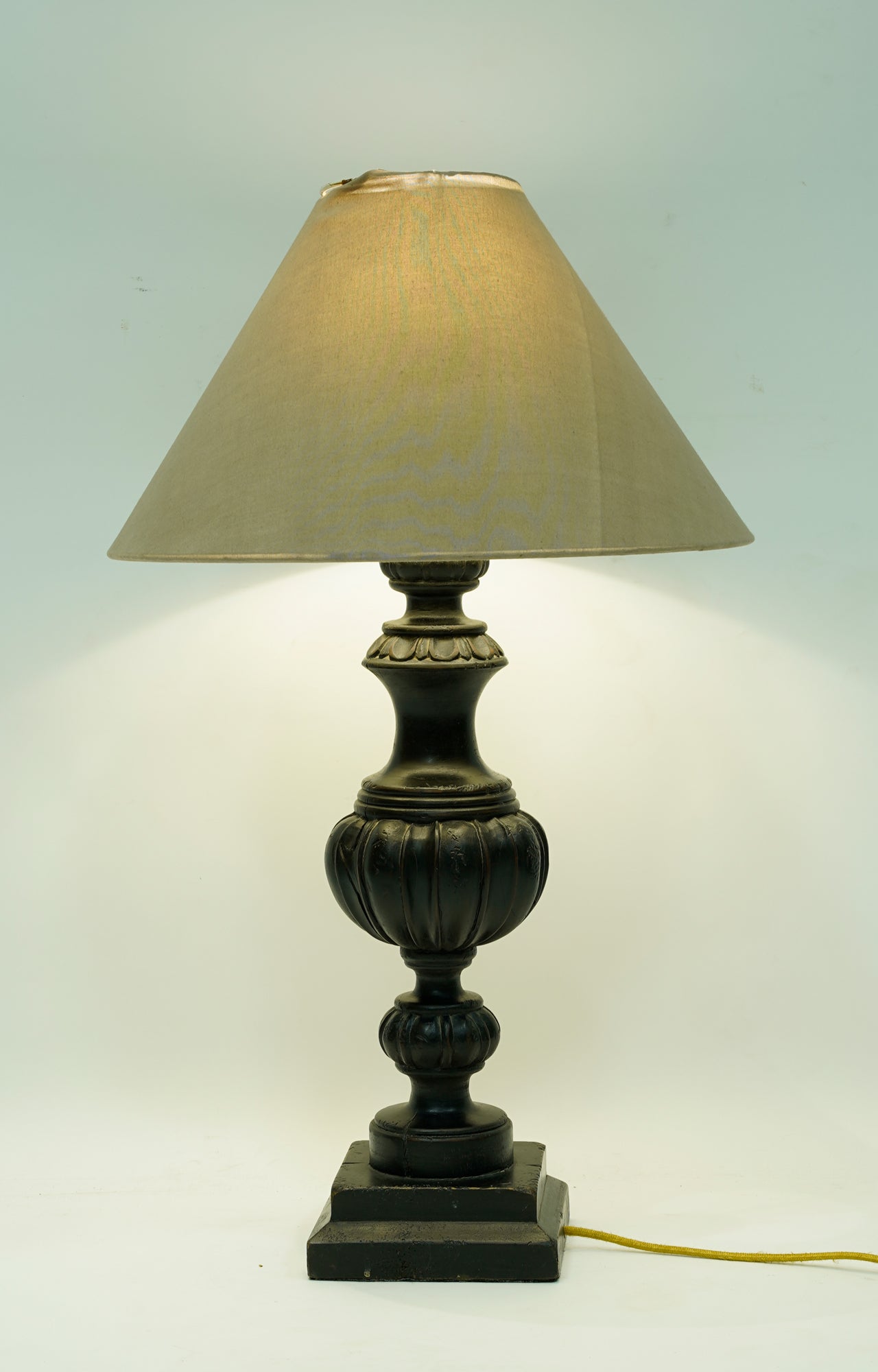 Sculpted table lamp in wood_4