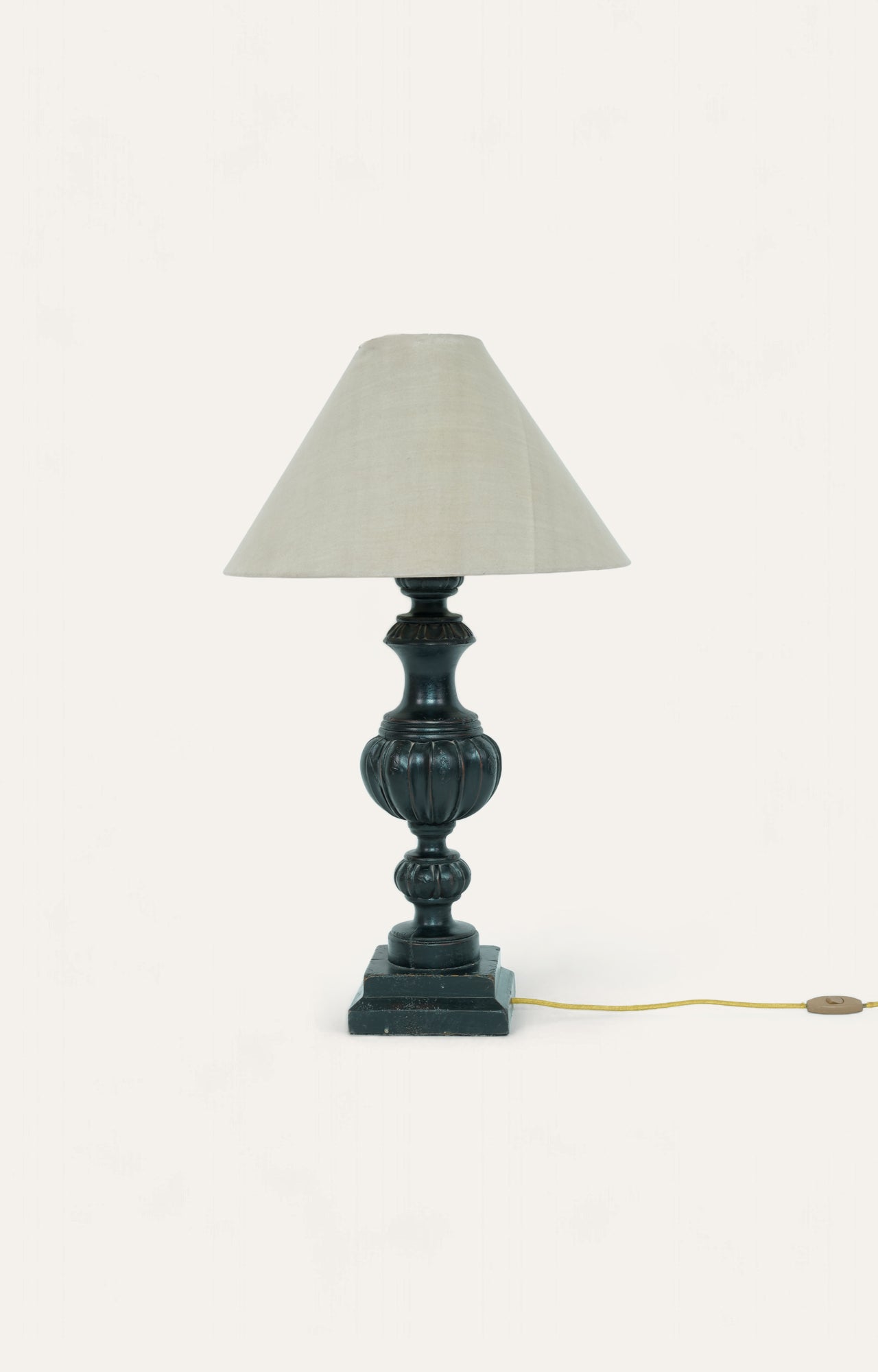 Sculpted table lamp in wood_main