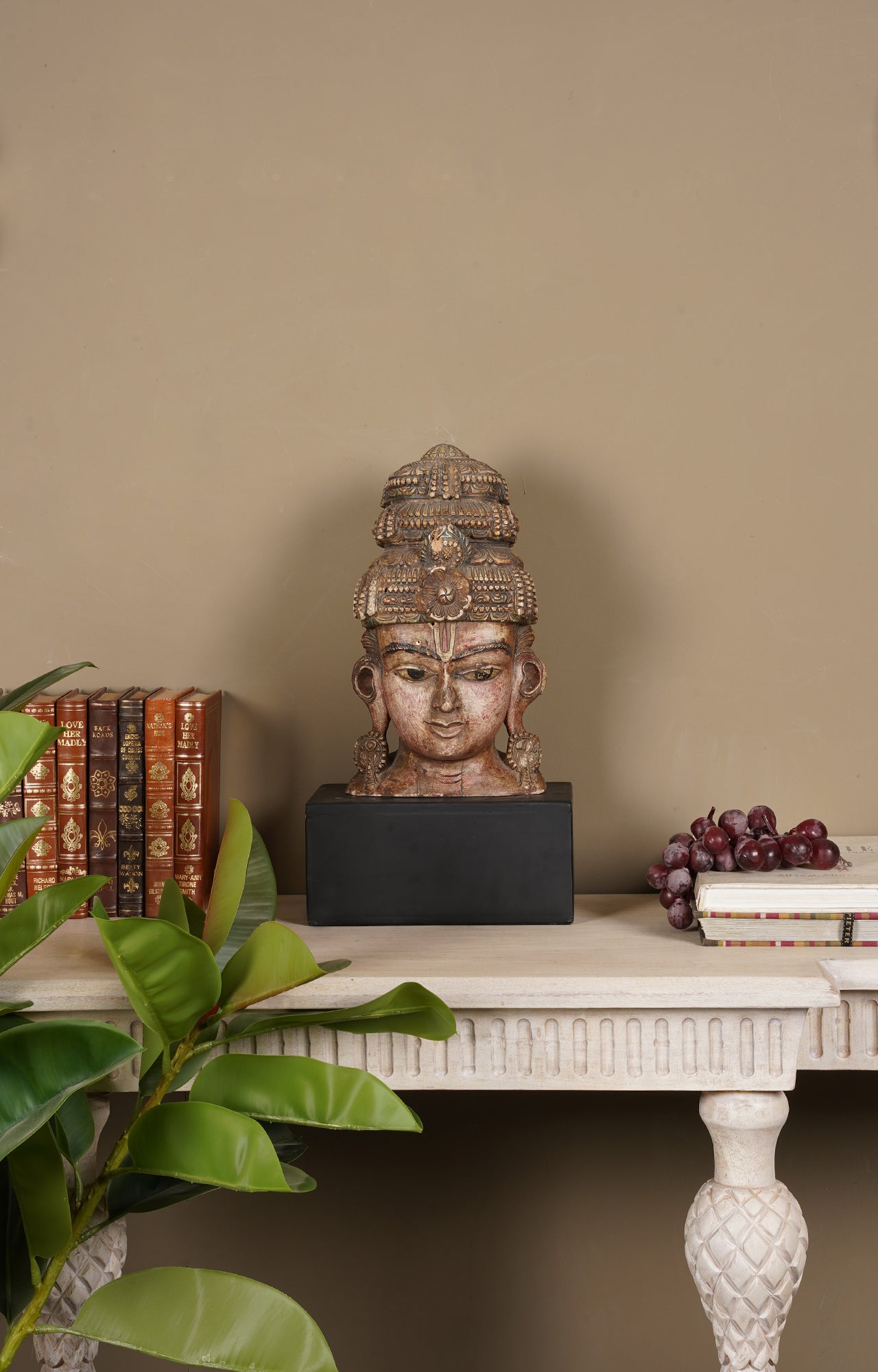 Siddhartha's Contemplation Wooden Table Décor_lifestyle
