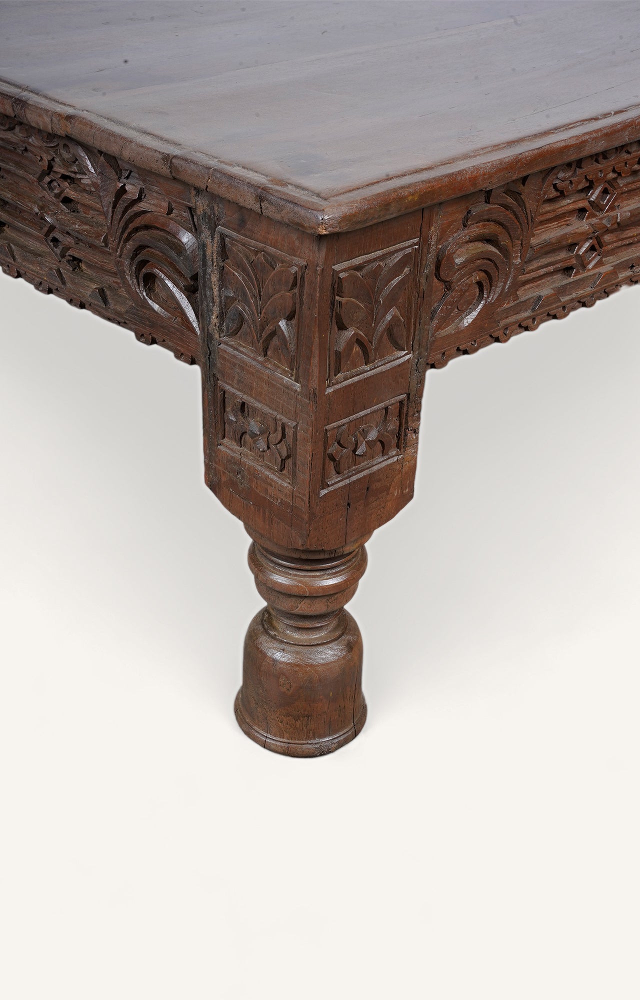 Solid wood antique coffee table_detailed