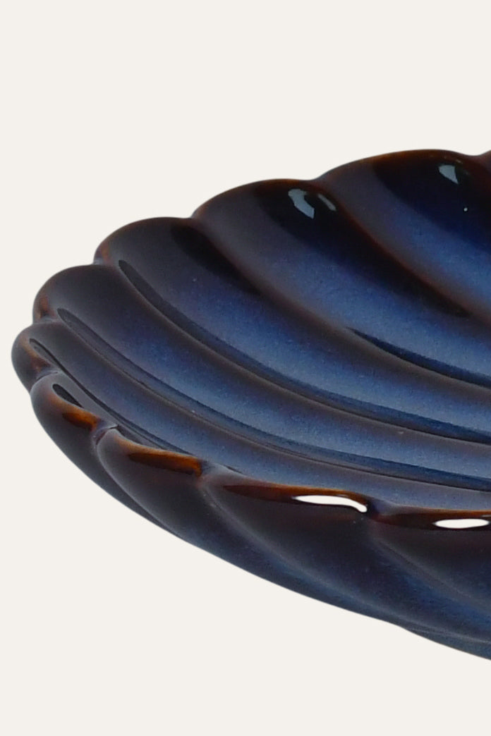 Stylish ceramic serving platter with scalloped edge
