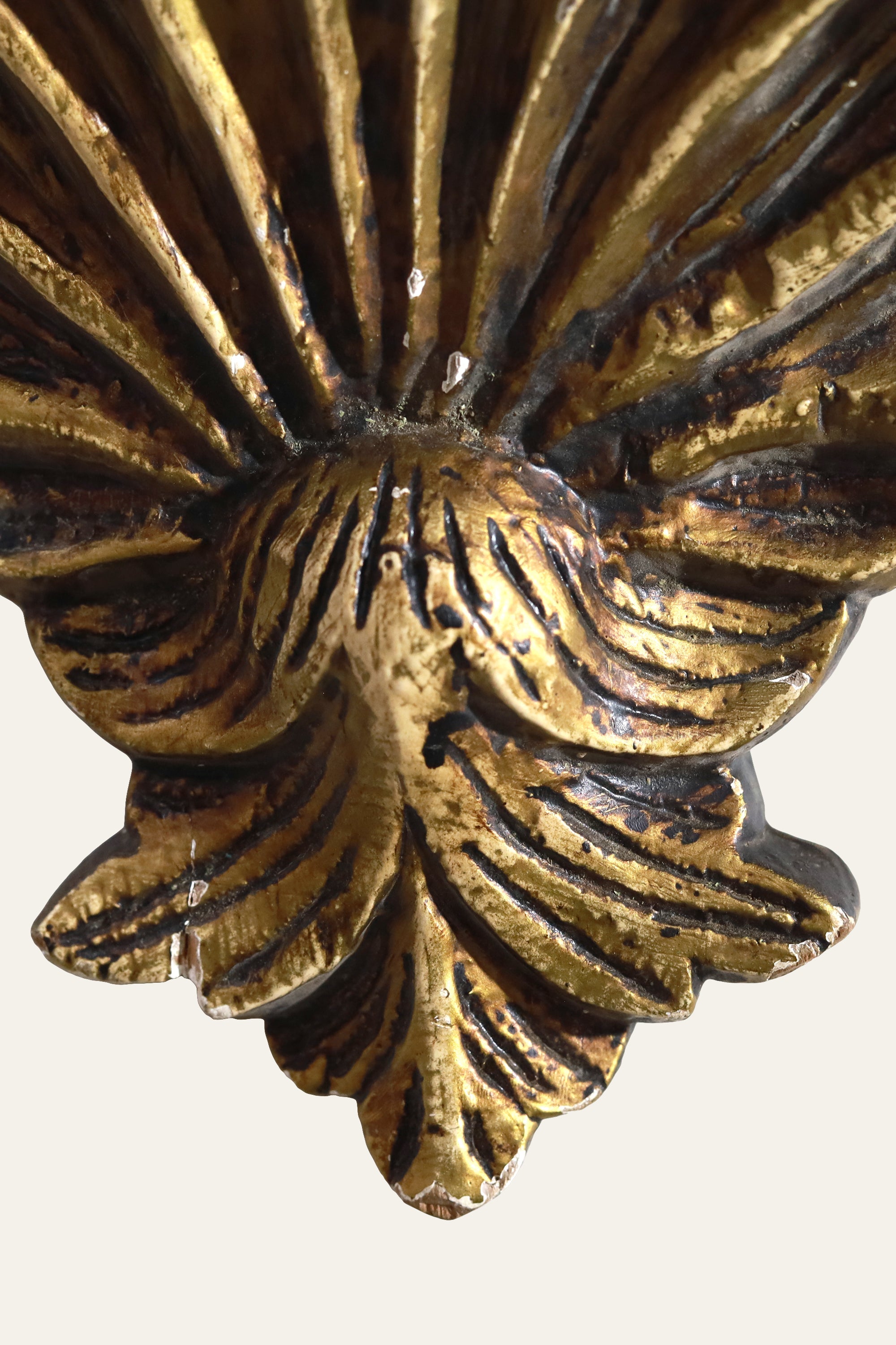 gold shell carved wooden corbel
