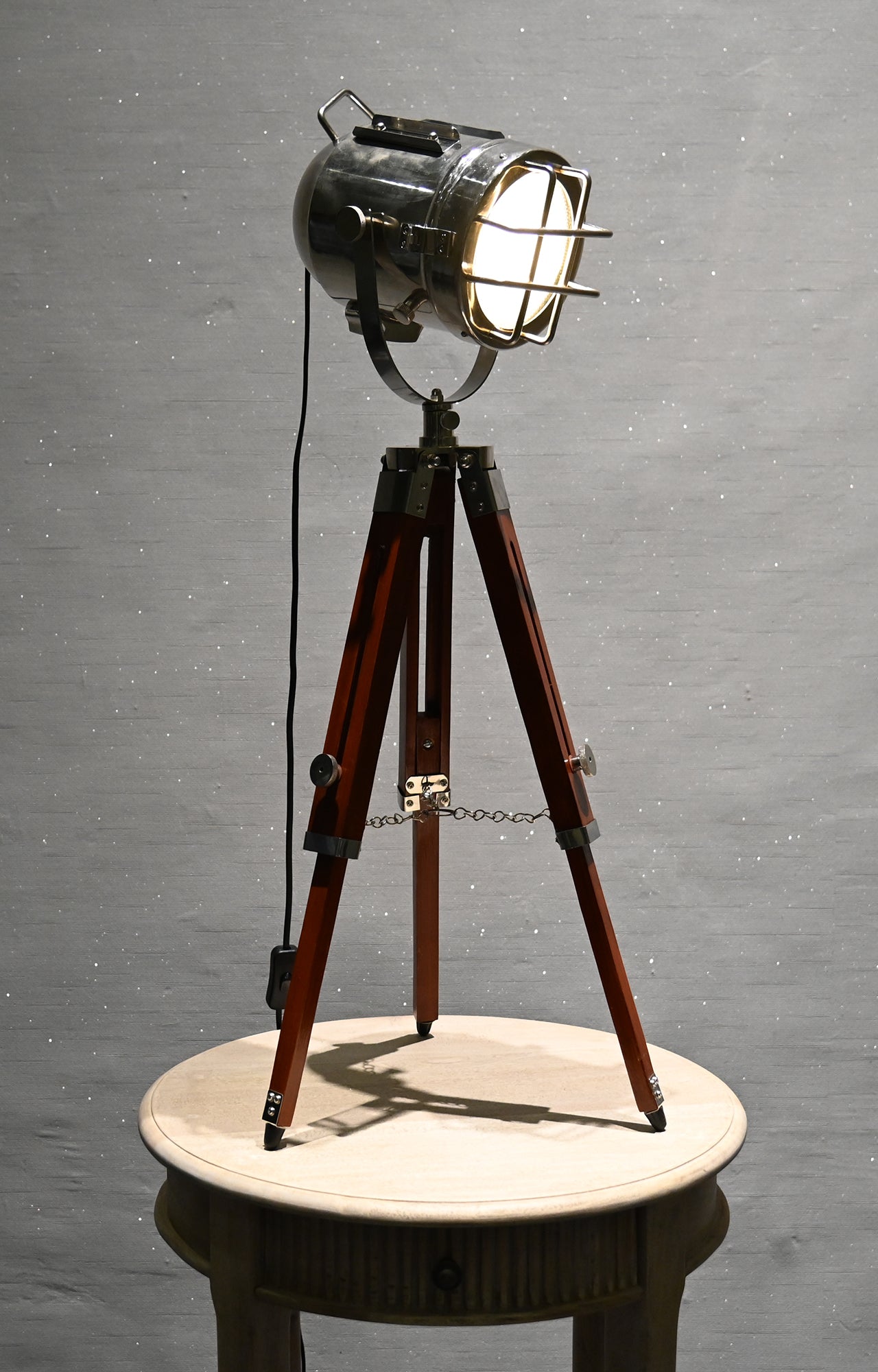 Tripod table lamp