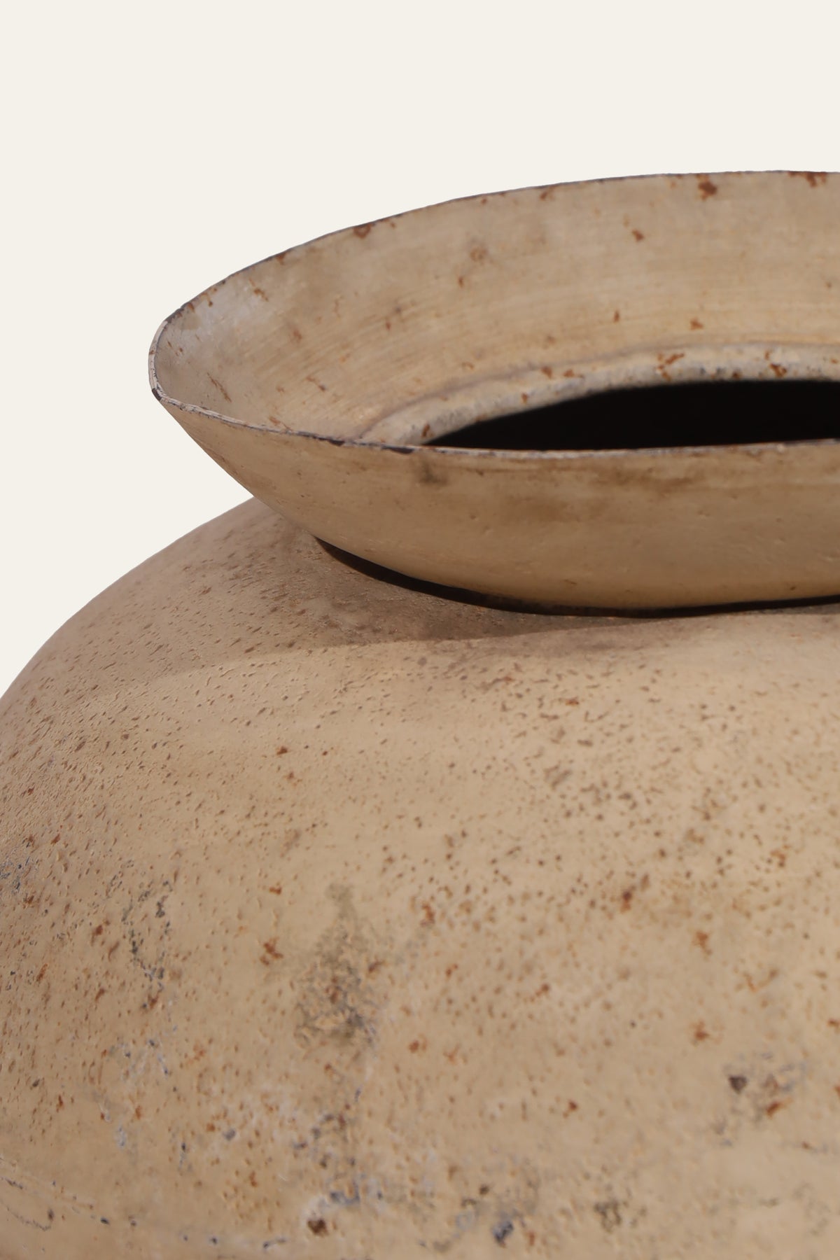 round decorative metal pot for home decor